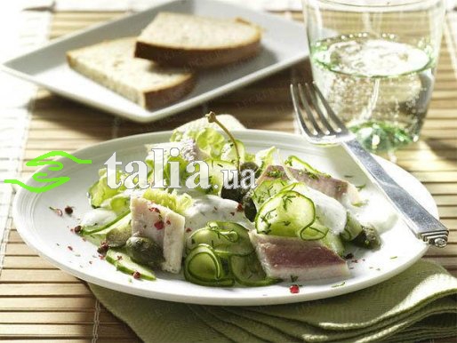 Рецепт. Салат с селедкой, огурцами и каперсами