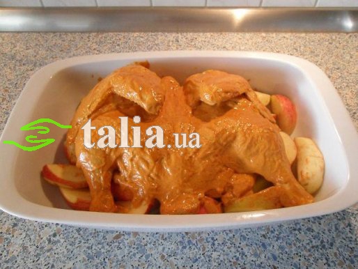 Рецепт. Курица с яблоками под соусом