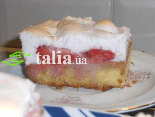Рецепт. Пирог с клубникой и взбитыми белками