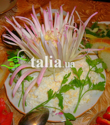 Рецепт. Салат ''Нежность'' с курицей и маринованным луком