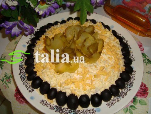 Рецепт. Салат из кальмаров, огурцов с кукурузой