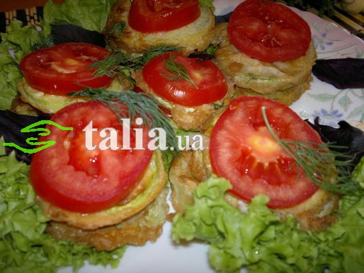 Рецепт. Жареные кабачки в кляре с помидорами