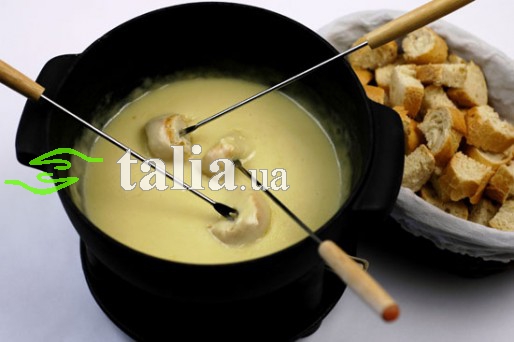 Рецепт. Сырное фондю с ветчиной и оливками