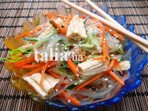 Рецепт. Спаржа по корейски с фунчозой и огурцами