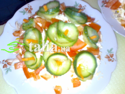 Рецепт. Салат с копчёным сыром, помидорами и огурцами