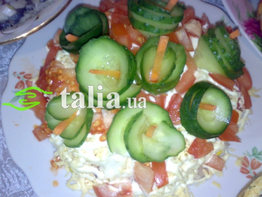 Рецепт. Салат с копчёным сыром, помидорами и огурцами