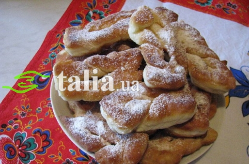 Рецепт. Вергуны на кефире в сахарной пудре