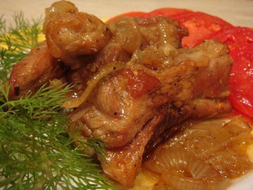 Рецепт. Свинина тушеная с луком и помидорами