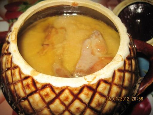 Рецепт. Мясо в горшочках со сливочным соусом