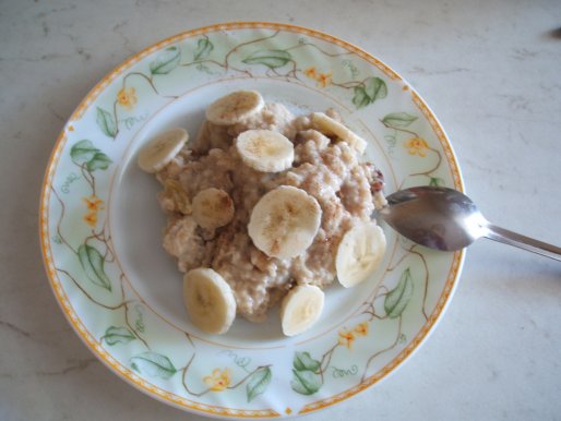 Рецепт. Овсяная каша с бананом и сухофруктами