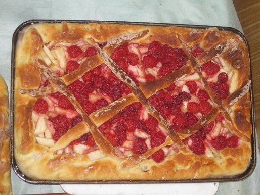 Рецепт. Пирог с малиной и яблоками