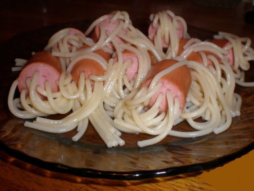 Рецепт. Макароны с сосисками (сосиски нанизанные на спагетти)